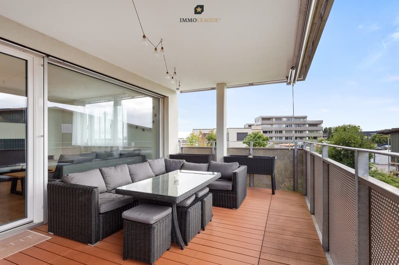 Gemütlicher Balkon mit überdachten Kunststoffplatten, manueller Markise und Einbauschrank