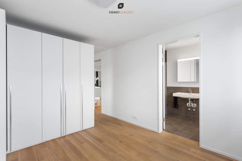Vom Schlafzimmer aus gelangen Sie in das helle, elegante En-Suite-Bad mit Dusche.Hell und grosszügig