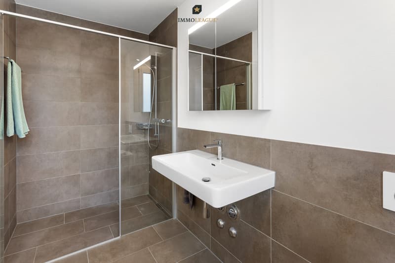 Komfortabel und praktisch: Zwei Badezimmer, eines davon mit Badewanne, Dusche sowie WM und TM.