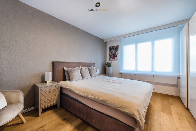 Das Schlafzimmer besticht durch ruhige Eleganz. Das Badezimmer verwöhnt mit einem angenehmen Ambiente.