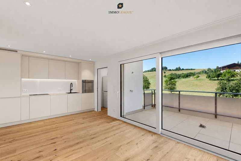 In der Küche verbinden sich klares Design und hochwertige Ausstattung. Sie öffnet sich zum Wohn- und Essbereich, von dem der grosse Balkon direkt erreichbar ist.