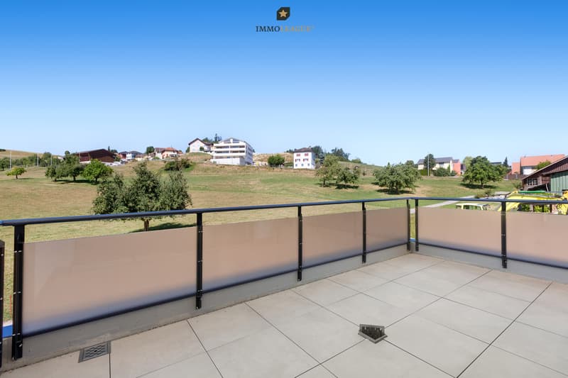 Der Eckbalkon ist von Wohnraum und Schlafzimmer begehbar und bietet viel Platz für Tisch, Liegestuhl und einen unverbaubaren Weitblick übers Land.