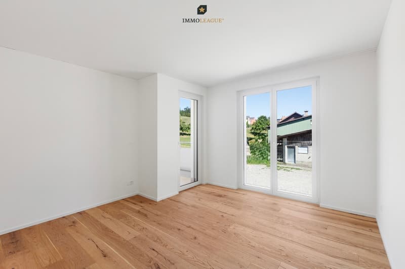 Das Schlafzimmer: geräumig, hell, mit Balkonzugang.