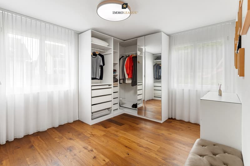 Die grosszügigen, elegant gestalteten Zimmer verfügen über einen hochwertigen Parkettboden, elektrische Lamellenstoren sowie Fliegengitter.