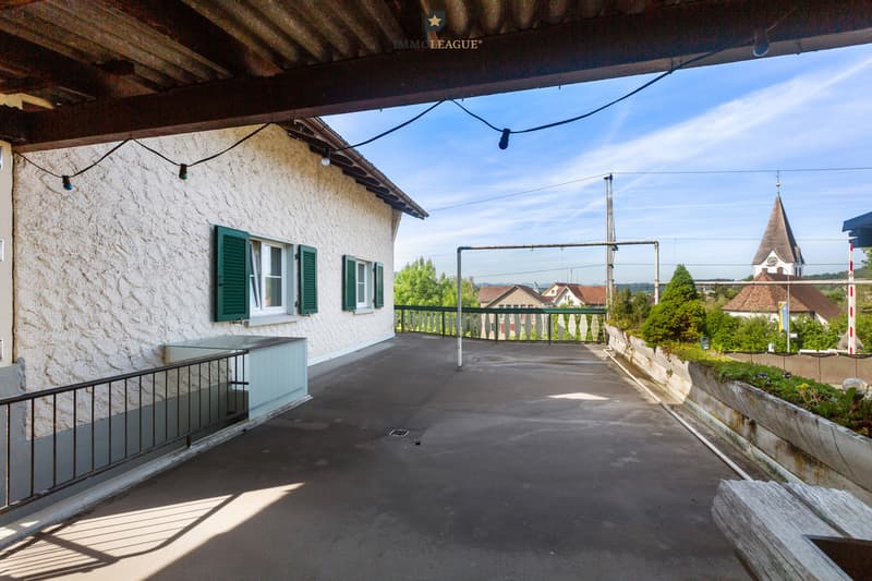 Die weitläufige Terrassenfläche rund ums Haus schafft viel Raum für Sonnen- stunden, gesellige Abende und das Leben im Freien.