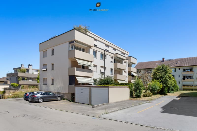 Die Liegenschaft zeigt sich auch von aussen gepflegt und gut unterhalten.  Ein Tiefgaragenplatz lässt sich bei Bedarf zusätzlich erwerben.