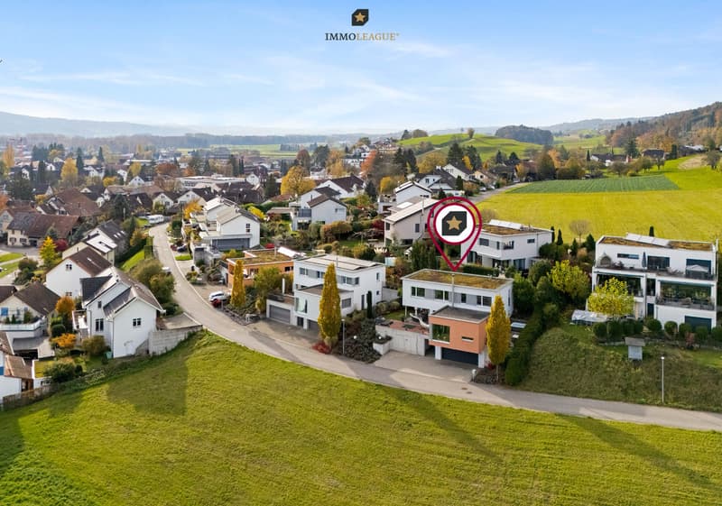 Das Haus vereint klare Architektur mit einer Lage, die Ruhe und Naturnähe bietet.