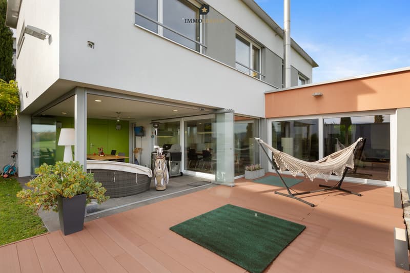 Der Wintergarten führt direkt zur grossen Terrasse.