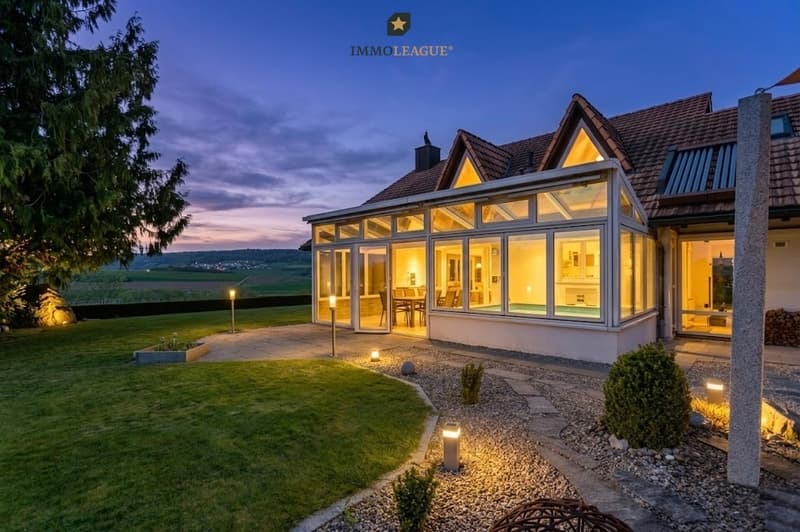 Liebevoll gestaltete Gartenidylle mit sonnigen Rückzugsorten für entspannte Stunden im Freien.