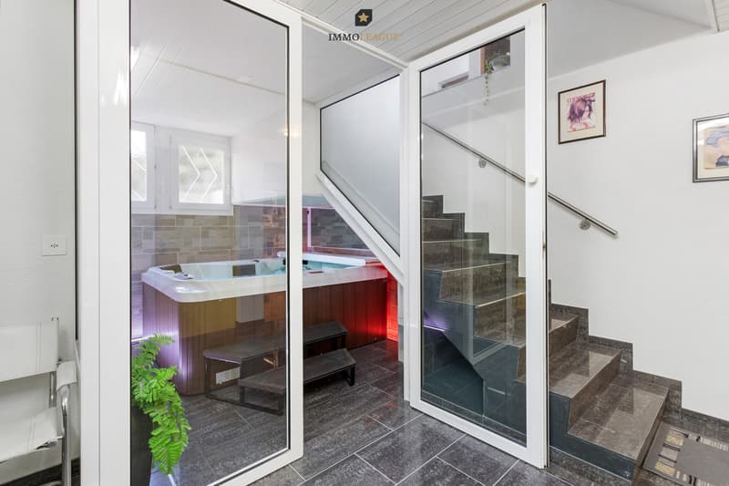 Exklusiver Wellnessbereich mit Sauna, Tauchbecken, Whirlpool, Dusche und WC - ideal für entspannte Auszeiten und ganzheitliches Wohlbefinden.