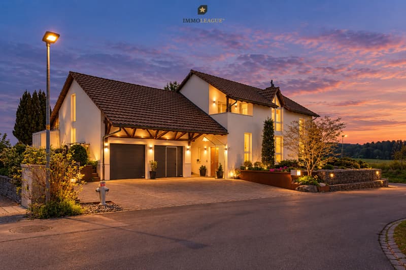 Ruhe, Raum und Wellness pur: 7.5-Zimmer-Liegenschaft mit Indoor-Pool, fantastischer Aussicht und Ausbaupotential in Bestlage.