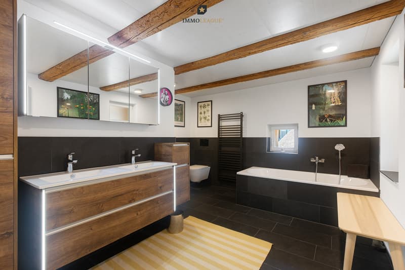 Grosszügige, komplett modern sanierte Bäder mit stilvoller Beleuchtung, komfortablen Badewannen, grossen Walk-in-Duschen und WCs - eine perfekte Kombination aus Eleganz, Komfort und modernem Wohng