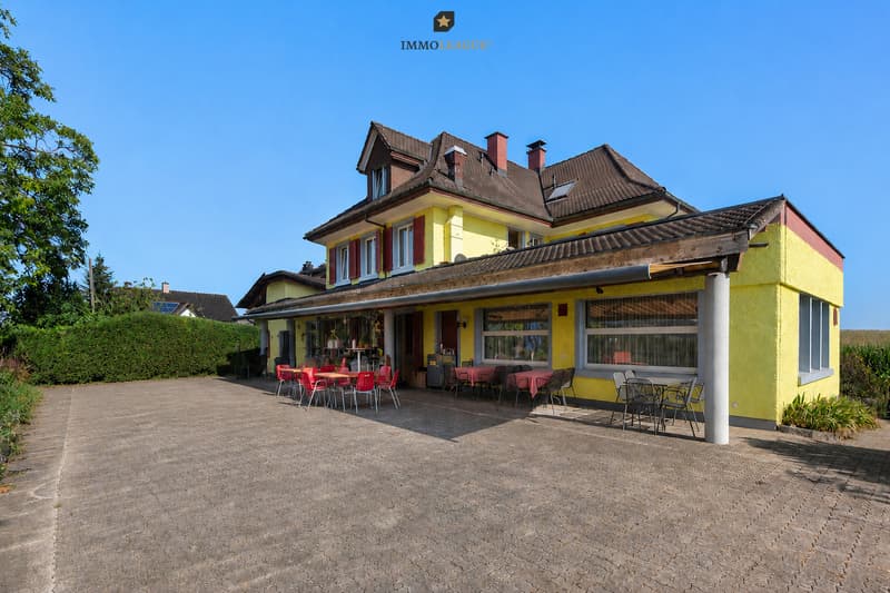 Die weitläufige Terrasse lädt zum Verweilen ein und zeigt, wie viel Raum der Bühlhof auch unter freiem Himmel für gesellige Nutzung bietet.