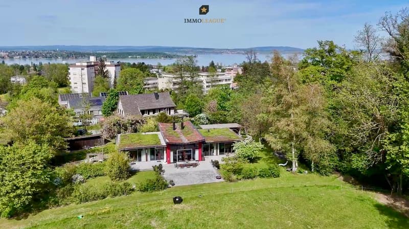 Die Gartenlandschaft besticht durch ihre unaufgeregte Schönheit und lädt dazu ein, die Stille zu geniessen. Das Plätschern des nahen Bachlaufs wirkt entspannend.