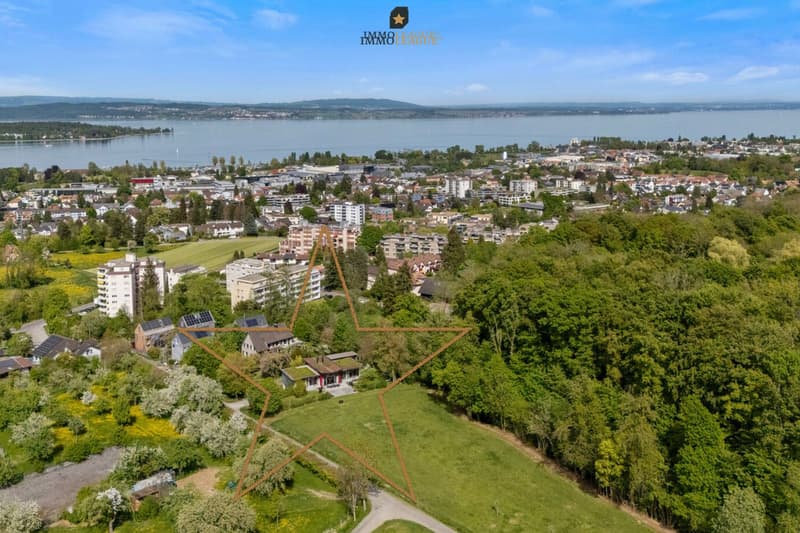 Geniessen Sie die Stille der Natur, ohne auf die Vorzüge der Stadt zu verzichten. Die Nähe zum Bodensee und zum Stadtkern macht diese Lage zu einem raren Juwel.