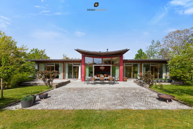 Symmetrie als Ausdruck von Balance: Die inspirierende Formgebung und fliessende Linien machen diesen Bungalow zu einem Unikat.