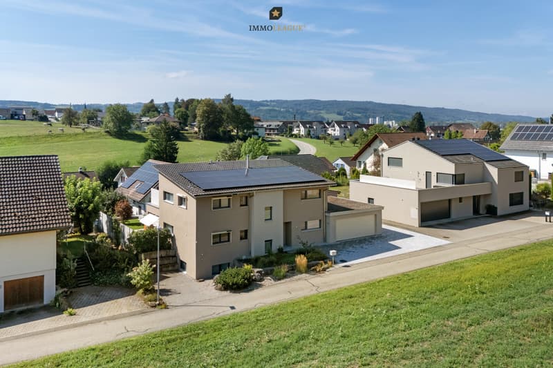 Architektonische Klarheit, verlässliche Massivbauweise und moderne Photovoltaik: Formschön, solide und energieeffizient.