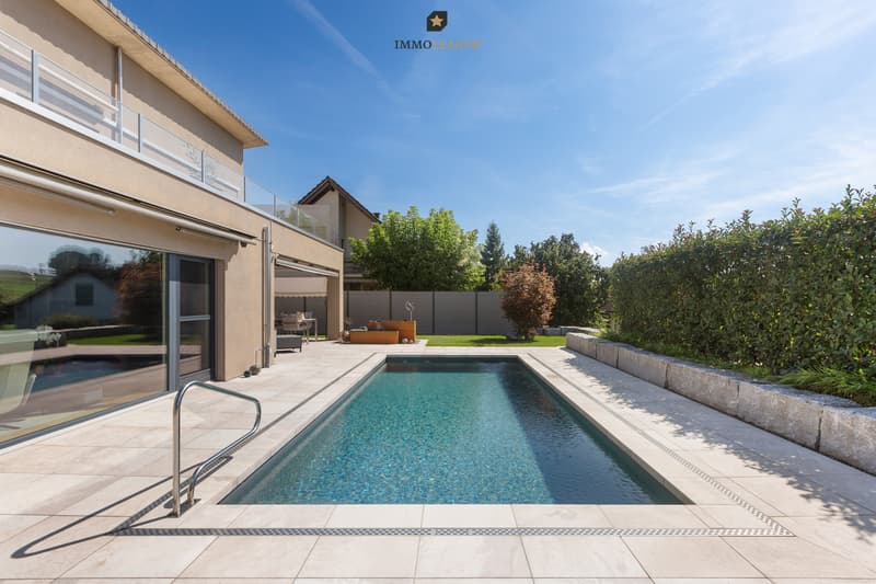 Lebensqualität pur: Entspannen am eigenen Pool, umgeben von Natur, und dennoch nah an den Zentren der Region. Ein Familien-Zuhause, das alles verbindet.
