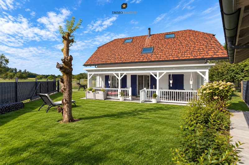 Die neu gestaltete, überdachte Veranda lässt keine Wünsche offen, während der liebevoll angelegte Garten viel Freude und Raum zum Entspannen bietet.