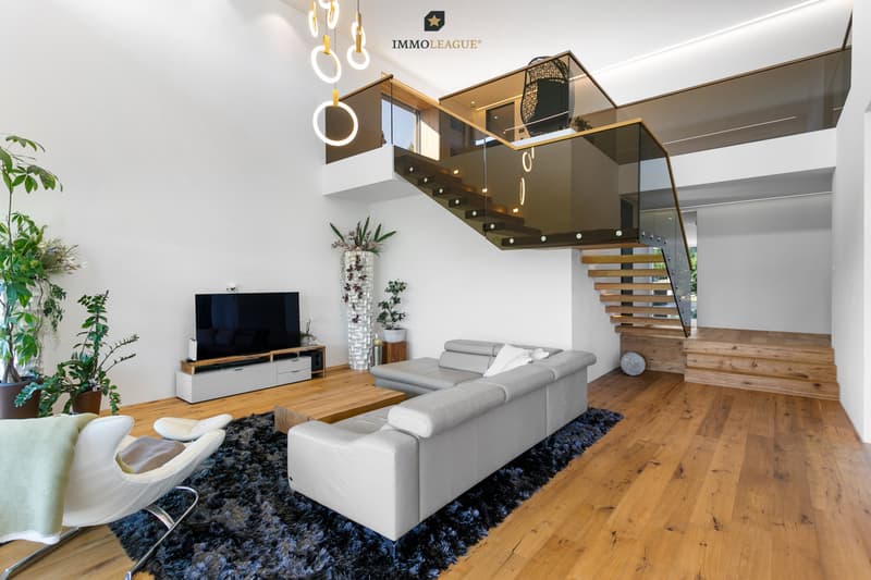 6m hohe Decken im Wohnzimmer.