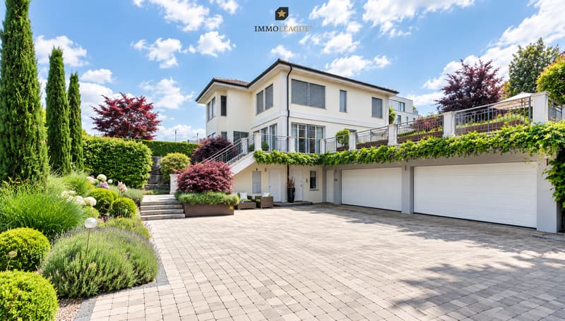 Repräsentative Villa mit gepflegter Gartenanlage und grosszügigem Vorplatz.Repräsentative Villa mit gepflegter Gartenanlage und grosszügigem Vorplatz. / a large house with a driveway and garden on