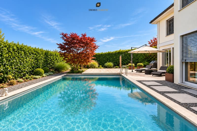 Privater Pool mit grosszügiger Sonnenterrasse, eingebettet in einen gepflegten und geschützten Garten.