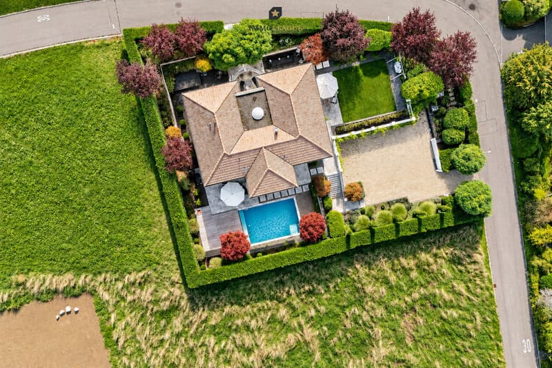 Grandiose Luxusvilla mit Pool und Seesicht (12)