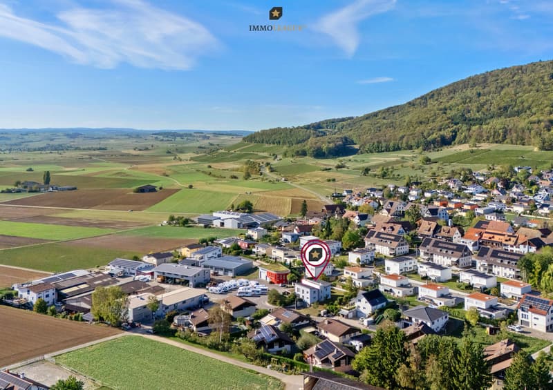 Umgeben von Natur und gut angebunden an die Zentren der Region: Dieses Familienzuhause verbindet erholsame Ruhe mit Komfort und vielen Extras.