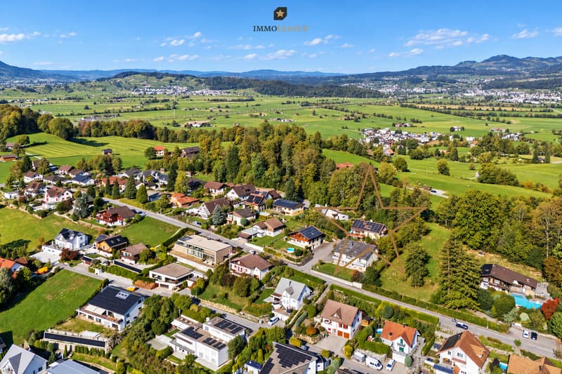Ein Haus, das sich in die Natur schmiegt: Rundum Grün, ein weiter Garten und viel Himmel. Wer hier lebt, hat Raum zum Atmen, draussen wie drinnen.