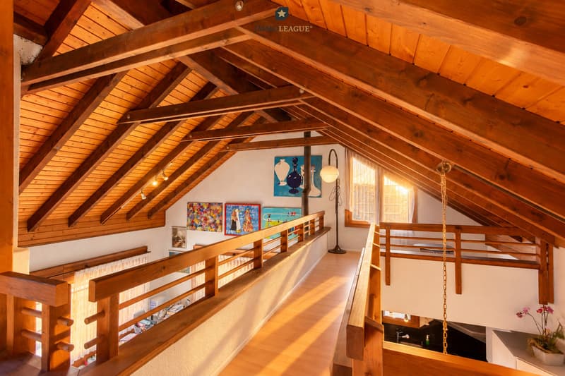 Sichtbare Dachbalken, warmes Holz und eine offene Galerie. Dieses Dachgeschoss hat Charakter und Charme.
