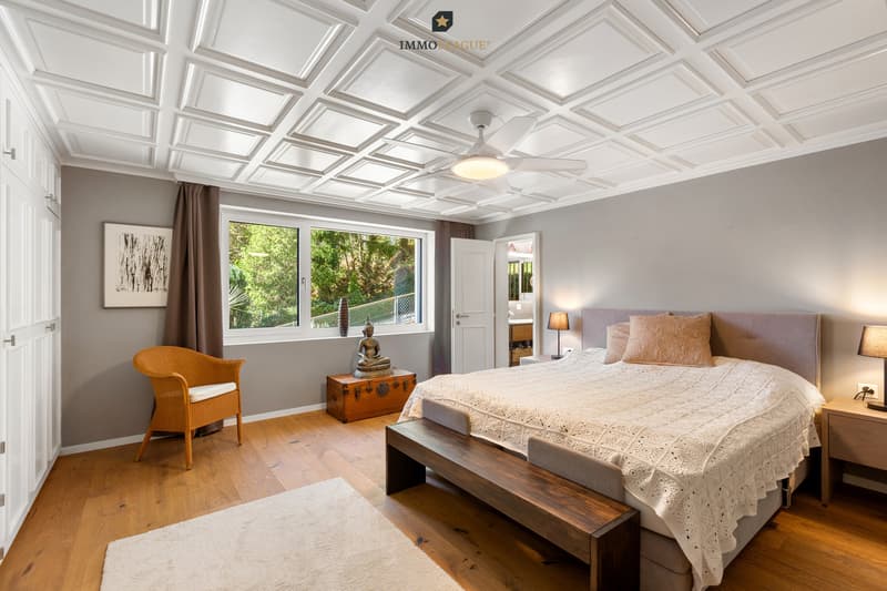 Eine markante Kassettendecke, warme Holzböden und ein Bad en suite: Hier verbinden sich individuelles Design und hoher Wohnkomfort..