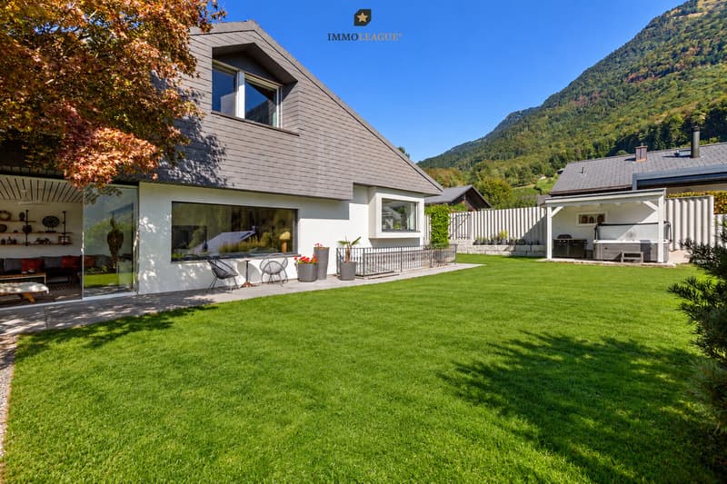 Umgeben von Bäumen und mit weitem Blick über die Linthebene liegt das Haus angenehm zurückgezogen und zugleich in einem gewachsenen Wohnquartier.