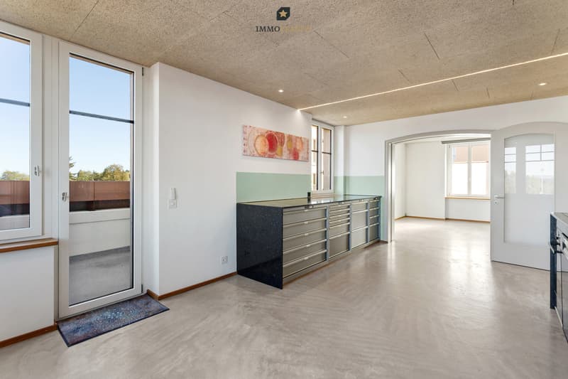 Grosse Fensterflächen, viel Tageslicht und der direkte Zugang zum Westbalkon schaffen ein offenes, freundliches Raumgefühl.