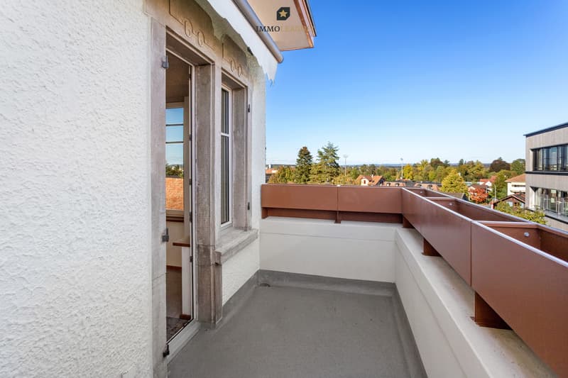 Der grosszügige Westbalkon mit elektrischer Sonnenmarkise und Weitblick.