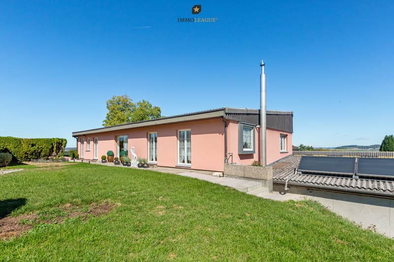 7.5-Zimmer-Wohneinheit im Obergeschoss mit privatem Garten.