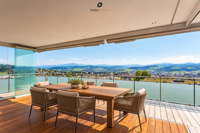 Outdoor Essbereich mit unverbaubarer Weit- und Bergsicht.