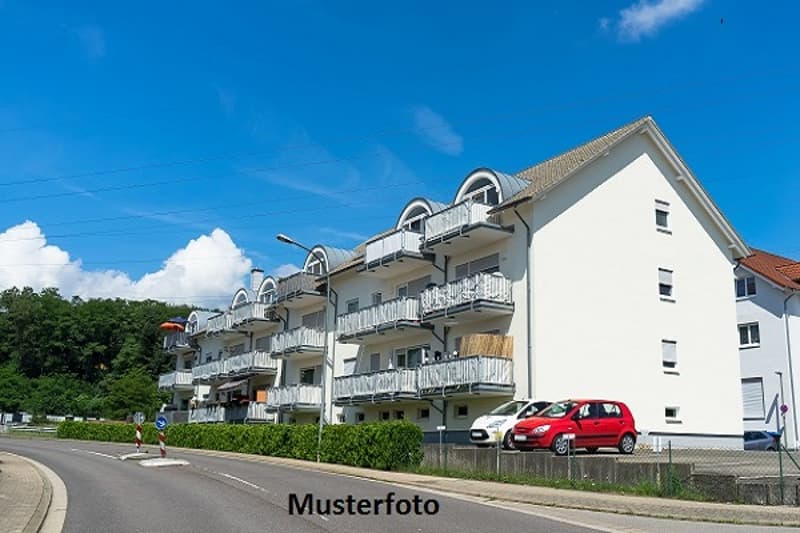 *Drei-Familien-Terrassenhaus mit Garagen* (1)