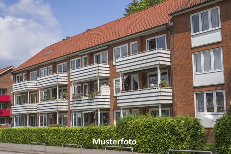 *Drei-Familien-Terrassenhaus mit Garagen* (1)