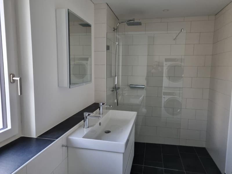 Moderne 2.5-Zimmer-Dachwohnung mit Balkon in Buchs ZH (4)
