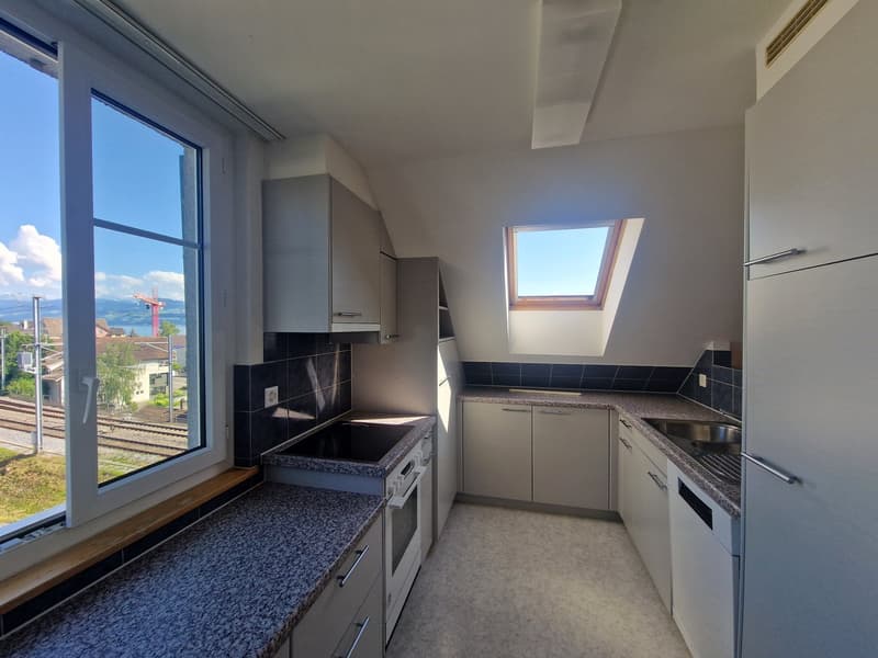 Attraktive 4-Zimmer-Wohnung mit Seesicht nahe Bahnhof Uetikon (2)
