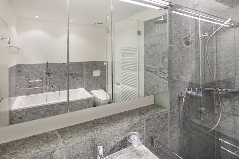 Badezimmer mit Dusche und Badewanne