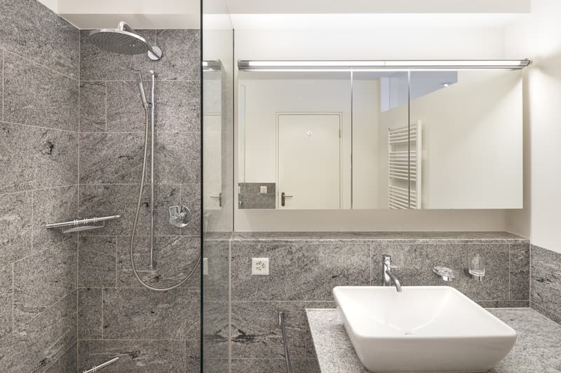 Badezimmer mit Dusche
