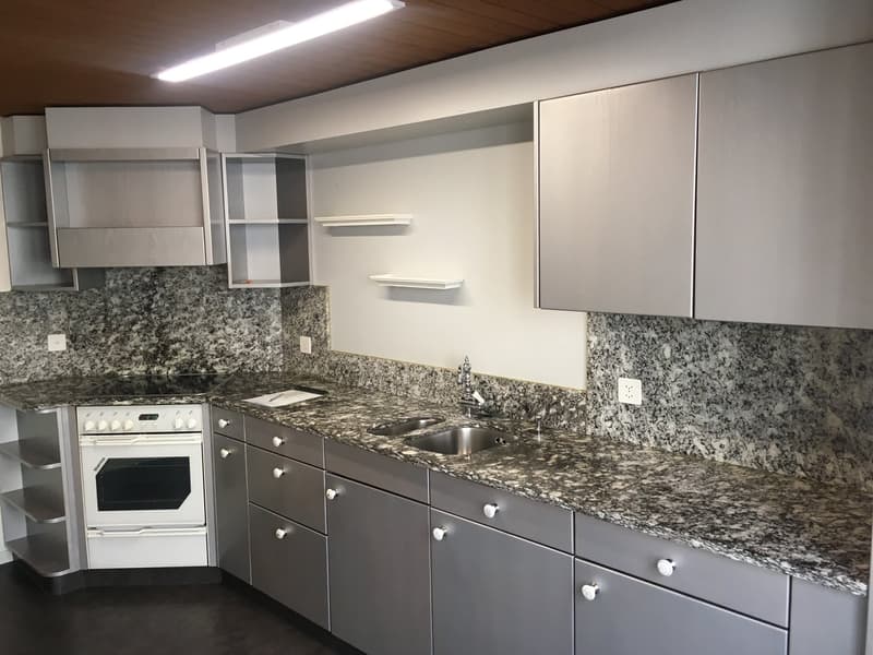 Appartamento vecchio accogliente di 3,5 locali con parcheggio e grande area di soggiorno (2)