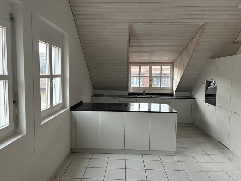 Charmante 2.5-Zimmer-Dachwohnung an ruhiger Lage in Würenlingen (2)