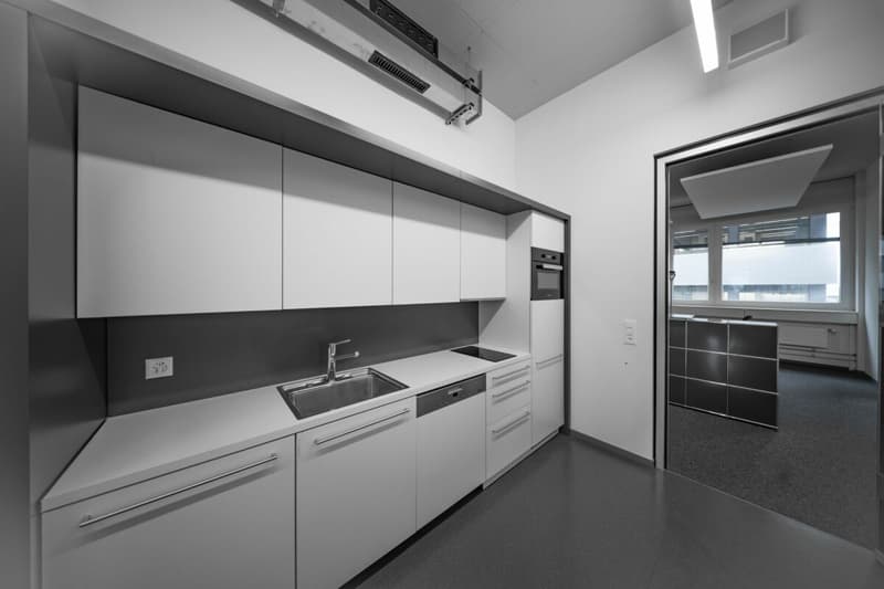 Spazio ufficio moderno nel Stücki Business Park House C (9)