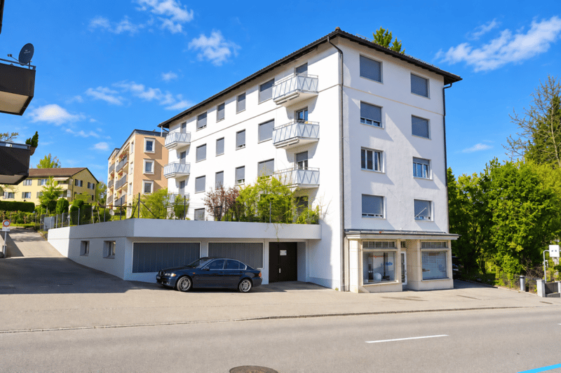 Herrliche und grosse 4- Zimmerwohnung mit Balkon an der Hauptstrasse (1)