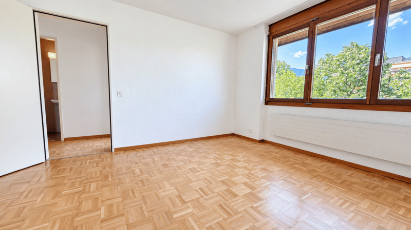 Grosse Sanierte 5.0 Wohnung mit grossen Spielplatz (3)