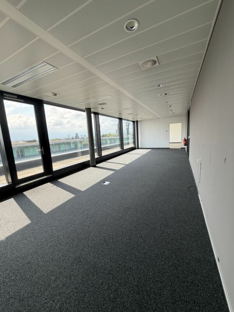 Surface de bureaux de 92 m² offrant un cadre de travail fonctionnel et agréable, idéal pour une activité administrative ou de services. (1)