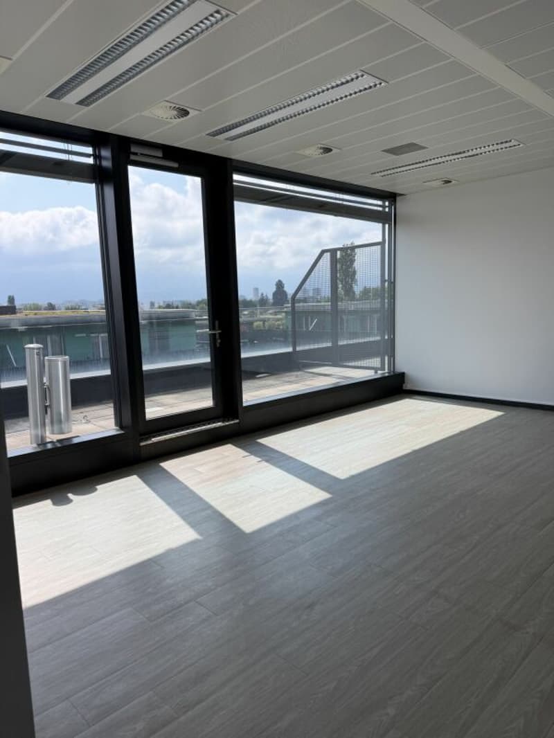 Surface de bureaux de 77 m² offrant un cadre de travail fonctionnel et agréable, idéal pour une activité administrative ou de services. (5)