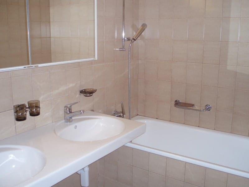 Badezimmer mit Doppellavabo